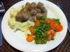 Köttbullar mit Kartoffelstock, Erbsen und Karotten